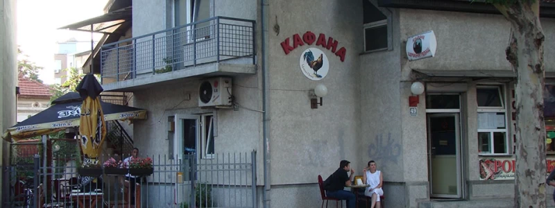 Crveni Pevac pozadina