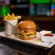 Chili burger i pomfrit