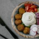 Falafel sa limunskom travom u činiji