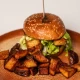 Vege burger sa sirom od leblebija u zemički
