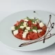 Paradajiz salata sa Feta sirom i crvenim lukom