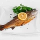 File dimljene pastrmke na mediteranskoj salati