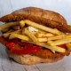 Celo pohovano belo meso sa kockom pohovanog kačkavalja i pomfritom