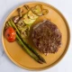 Juneći burger i grilovano povrće