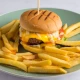 Burger 100 g + pomfrit 100 g