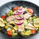 Salata sa dimljenom pastrmkom